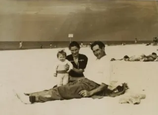 Feliksa i Franciszek Bieleccy z córką Anną na plaży w Łebie, 1951