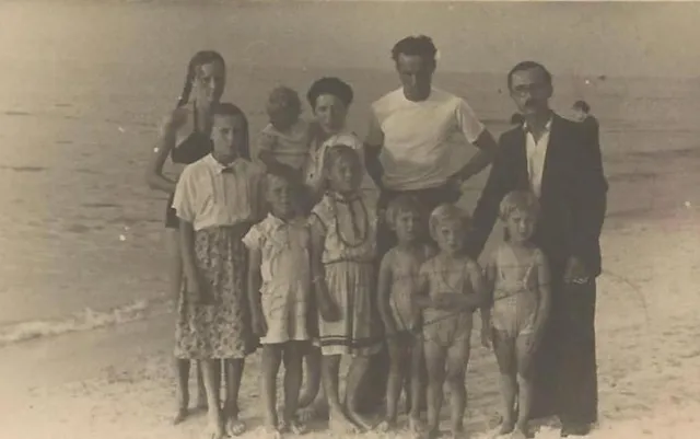 Irena i Włodzimierz Piramowiczowie z dziećmi na plaży.