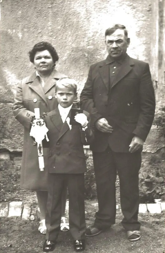 Łeba, Leokadia i Józef Szot z synem Jerzym - I Komunia św.