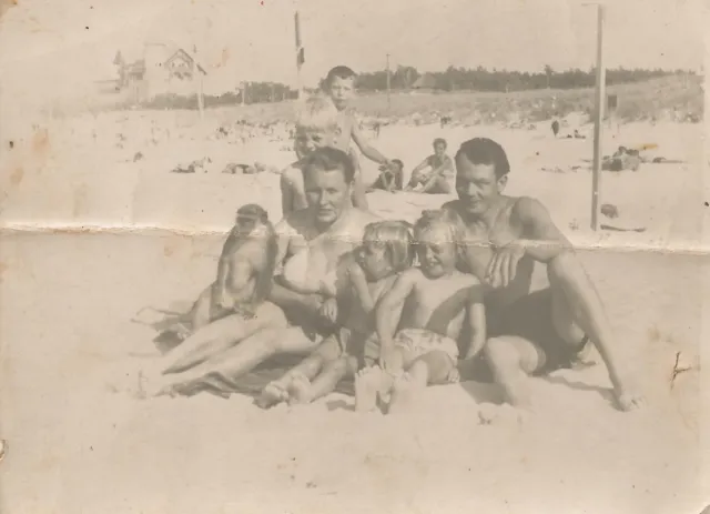 Rodzina Jabłkowskich na plaży w Łebie, 1953 rok.